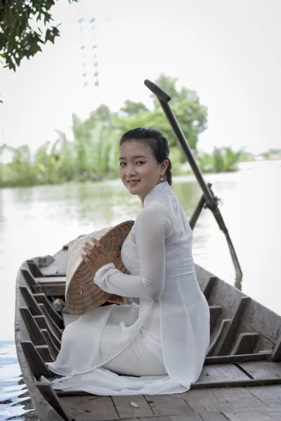 Áo dài trắng dịu dàng bên h? [5UK9PT]
