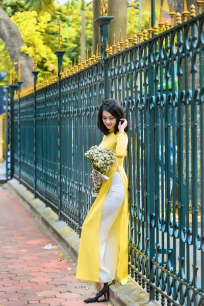 Áo dài vàng thanh tao hoa [2XEVKX]