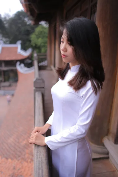 Nữ nhân áo dài trắng thanh lịch lễ chùa [WB7H9I]