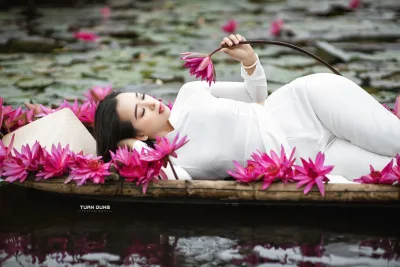 Loạt ảnh áo dài trắng kiêu sa hoa sen [JWGOQH]