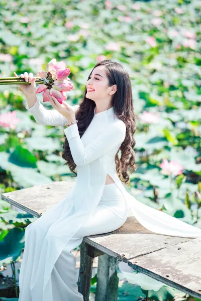 Hài hòa áo dài trắng hoa sen [VZQVWT]