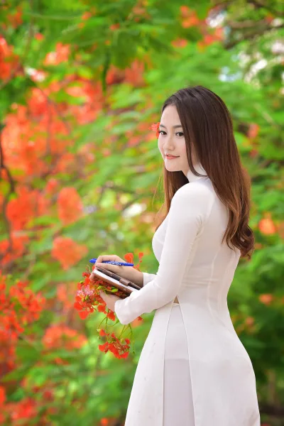 Rửa mắt với ảnh áo dài trắng hài hòa hoa phượng [V3THMD]