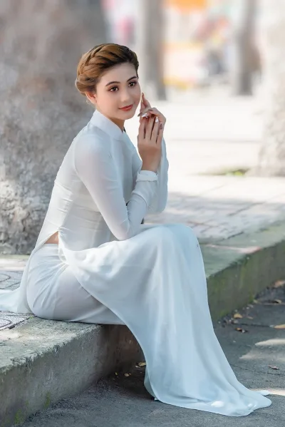 Hot girl áo dài trắng thanh lịch áo dài trắng [UIQLKO]