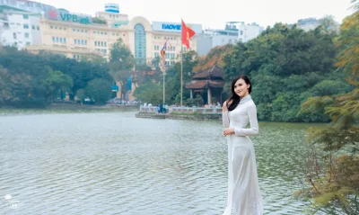 Áo dài trắng bên hồ nổi bật [HHEMQC]