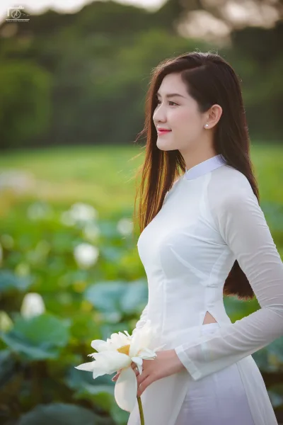 Áo dài trắng thanh lịch bên h? [GGYZWV]