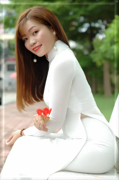Bộ sưu tập áo dài trắng dịu dàng ghế đá [1IIOKU]