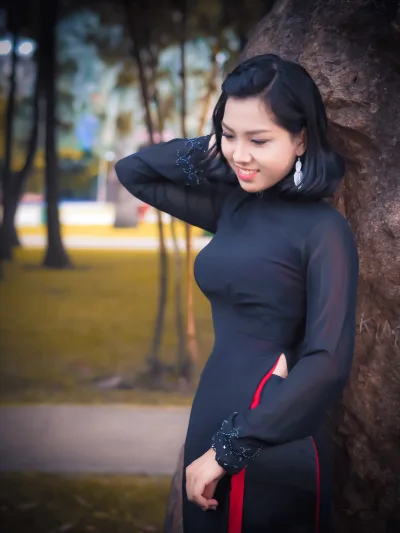 Khoảnh khắc áo dài đen mộc mạc tươi tắn [UUHTRD]