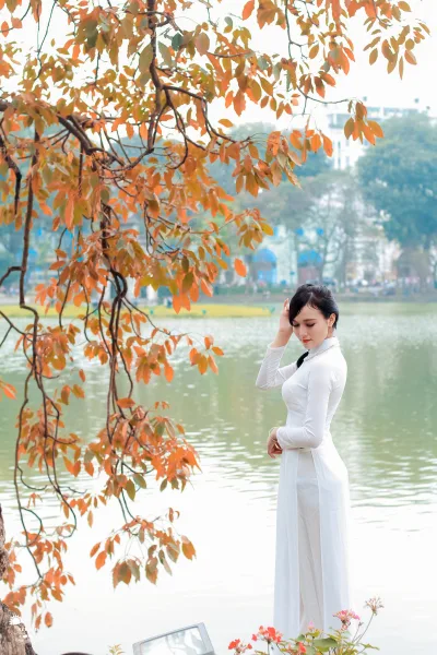 Áo dài trắng hoa phượng mộc mạc [SEUEEL]