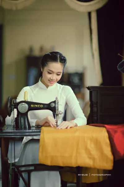 Áo dài trắng cổ kính kiêu sa [ZDB5N8]