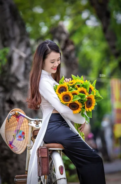 Áo dài trắng nổi bật hoa [UHPMGW]