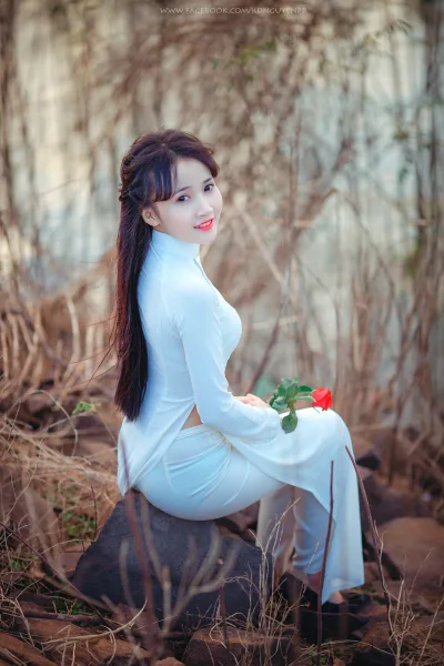 Áo dài trắng tinh tế bên h? [XQOZHO]