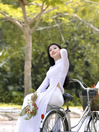 Áo dài trắng cách tân xe đạp vẻ đẹp Việt Nam [C5I2AT]