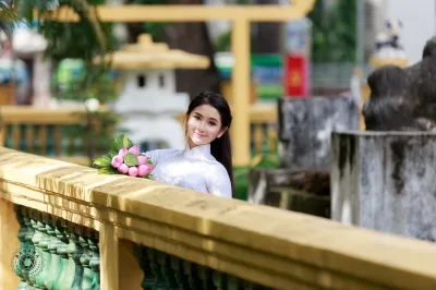 Trang nhã áo dài trắng hoa sen [UN9OC9]
