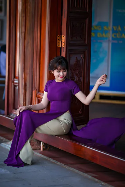 Áo dài tím sang trọng cổ kính [0QZ5WF]