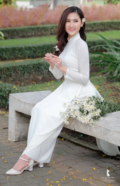 Áo dài trắng nhẹ nhàng hoa [DNO3R8]