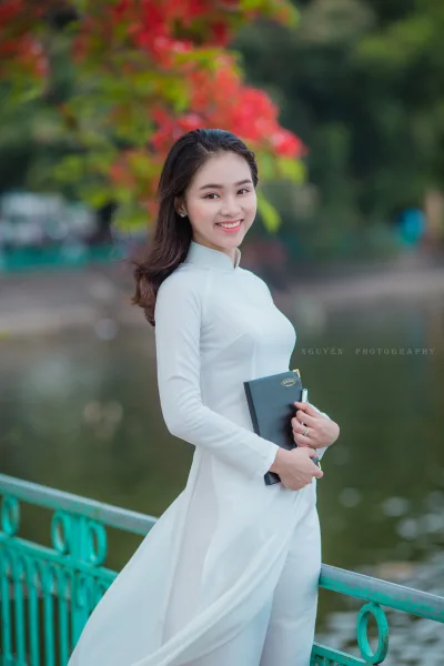 Áo dài trắng sang trọng hoa phượng [B40SQ1]