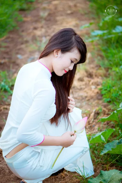 Áo dài trắng thanh lịch hoa sen [YH9RNO]
