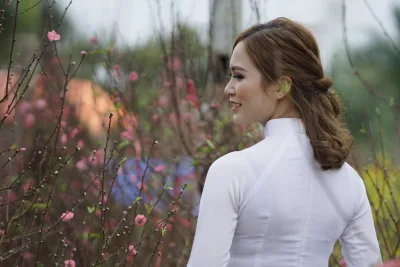 Áo dài trắng yêu kiều hoa đào [I73P4Q]