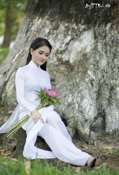 Áo dài trắng tinh tế hoa sen [K1T2SY]