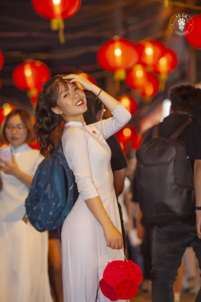 Nữ nhân áo dài trắng duyên dáng đón tết [EHMOCJ]