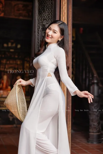 Ấn tượng áo dài trắng trong veo studio [RN9TAG]
