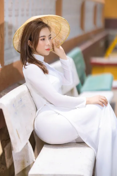 Áo dài trắng thướt tha nón lá [H7WPV5]