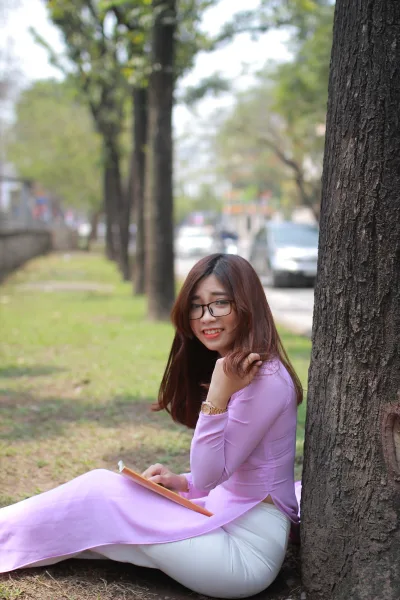 Áo dài hồng thiếu nữ mắt kính hiện đại [N7IS5U]