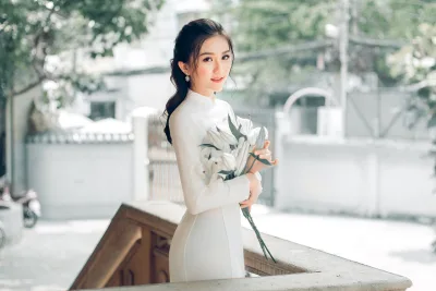 Thiếu nữ áo dài trắng tinh khôi lễ chùa [LOFJFG]