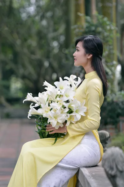 Người đẹp áo dài vàng thanh nhã hoa [3JFQSY]