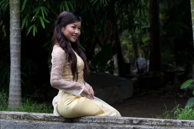 Rạng rỡ áo dài vàng [EYX7UG]