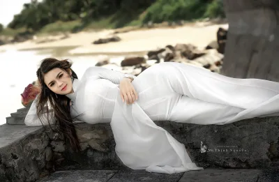 Thanh lịch áo dài trắng nằm [1ZKWNF]