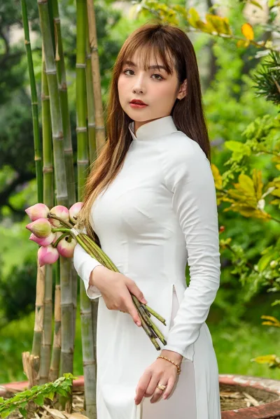 Hot girl áo dài trắng mộc mạc hoa [AI2CMO]