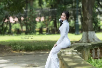 Thướt tha áo dài trắng ngồi dáng điệu đà [NJBBEG]