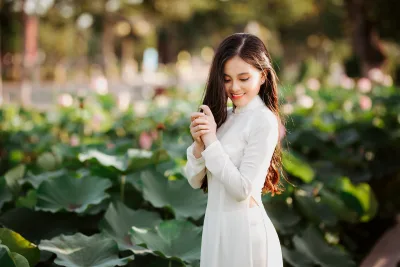Nữ nhân áo dài trắng quý phái hoa sen [7NSMXW]