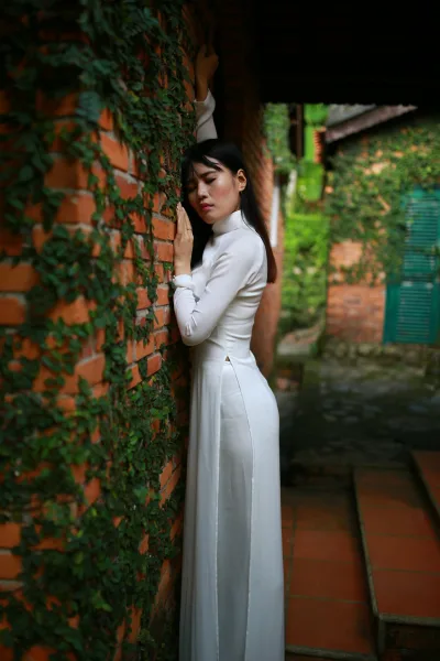 Áo dài trắng người đẹp cổ kính thướt tha [WOOUOE]