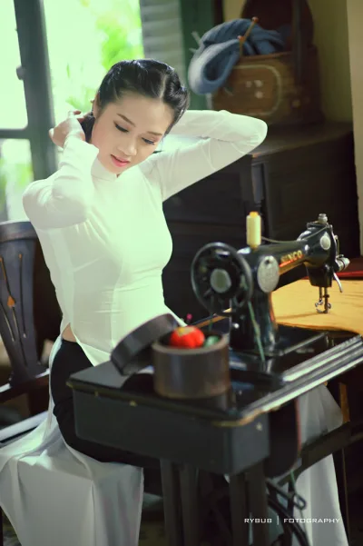 Nữ nhân áo dài trắng duyên dáng cổ kính [EBQSJE]