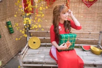 Nữ nhân áo dài đỏ thanh thoát đón tết [N8L09C]