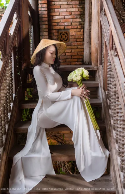 Thiếu nữ áo dài trắng trang nhã [SQOQ0S]