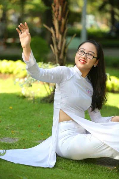 Thướt tha áo dài trắng mắt kính [BIVRD7]