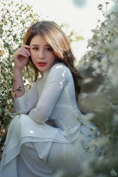 Girl xinh áo dài trắng mong manh hoa [QNSOTY]