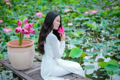 Rửa mắt với ảnh áo dài trắng nét Việt hoa sen [0XVYF4]
