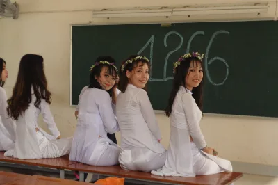 Áo dài trắng lớp học vẻ đẹp Việt Nam [TOPLQO]