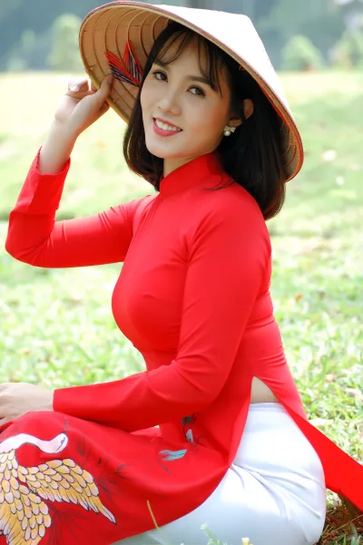 Ảnh áo dài đỏ thướt tha hoa [GMBOVQ]