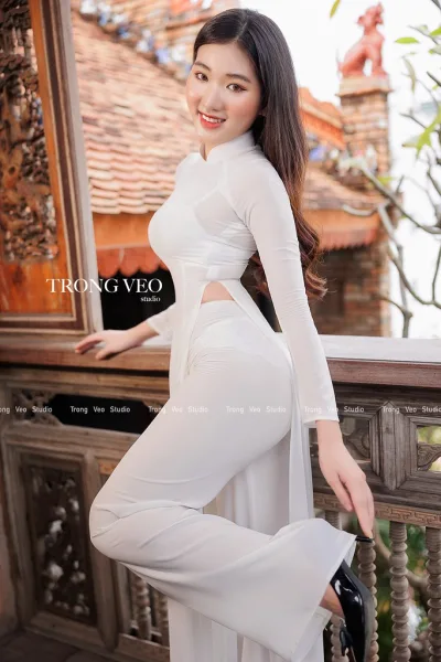 Áo dài trắng tà áo dài trong veo studio sang trọng [3R0LW0]