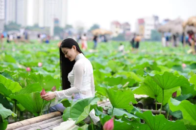 Áo dài trắng nền nã bên h? [RP98KC]