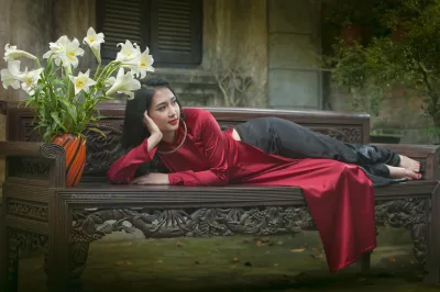 Áo dài đỏ nằm thanh lịch [85K4EH]