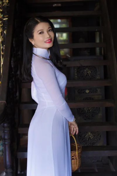 Áo dài trắng thướt tha duyên dáng [U41QYO]
