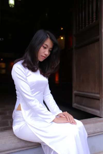 Áo dài trắng lễ chùa thướt tha [MEQLZ7]