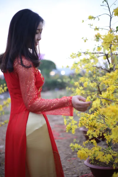 Áo dài đỏ duyên dáng [L51YUP]