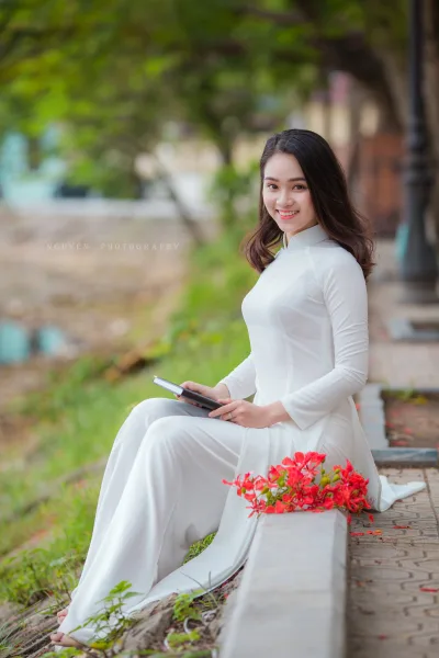 Áo dài trắng gái xinh hoa phượng thanh thoát [AYZLCE]
